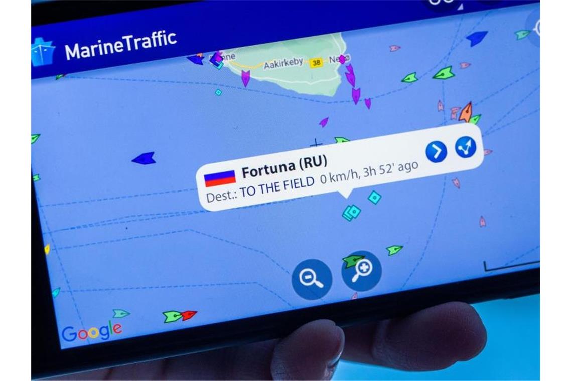 Auf einem Smartphone-Monitor ist die App „MarineTraffic“ zu sehen, die die Position des russischen Verlegeschiffs Fortuna vor der Ostseeinsel Bornholm (Dänemark) anzeigt. Foto: Jens Büttner/dpa-Zentralbild/dpa