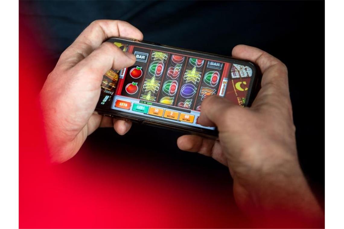 Forscher: Online-Glücksspiel mit größerem Gefahrenpotenzial Auf einem Smartphone wird ein Online-Spiel gespielt. Foto: Sina Schuldt/dpa/Illustration