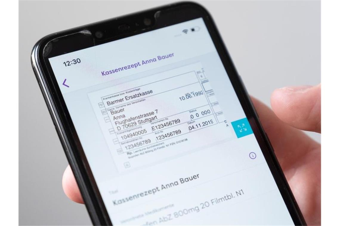 Auf einem Smartphone wird in einer App ein digitales Rezept einer fiktiven Patientin dargestellt. Foto: Bernd Weißbrod/dpa/Archivbild