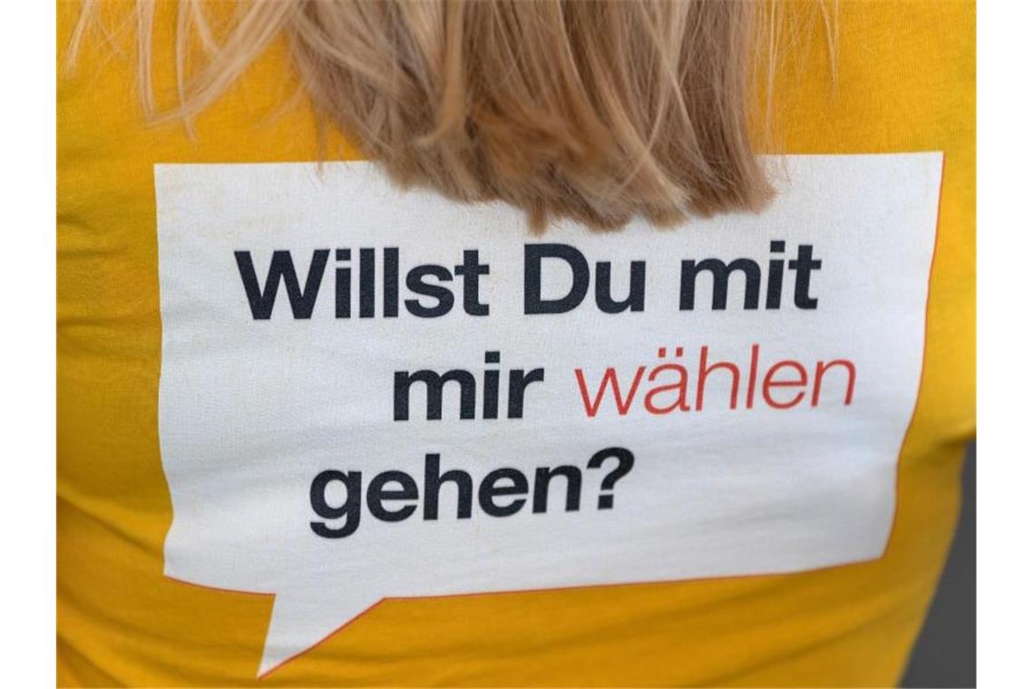 Wahl-O-Mat für die Landtagswahl gestartet Auf einem T-Shirt steht bei der Vorstellung des Wahl-O-Mat „Willst Du mit mir wählen gehen?“. Foto: Robert Michael/dpa-Zentralbild/dpa/Archivbild