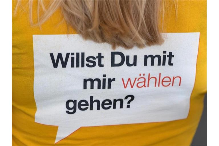 Auf einem T-Shirt steht bei der Vorstellung des Wahl-O-Mat „Willst Du mit mir wählen gehen?“. Foto: Robert Michael/dpa-Zentralbild/dpa/Archivbild