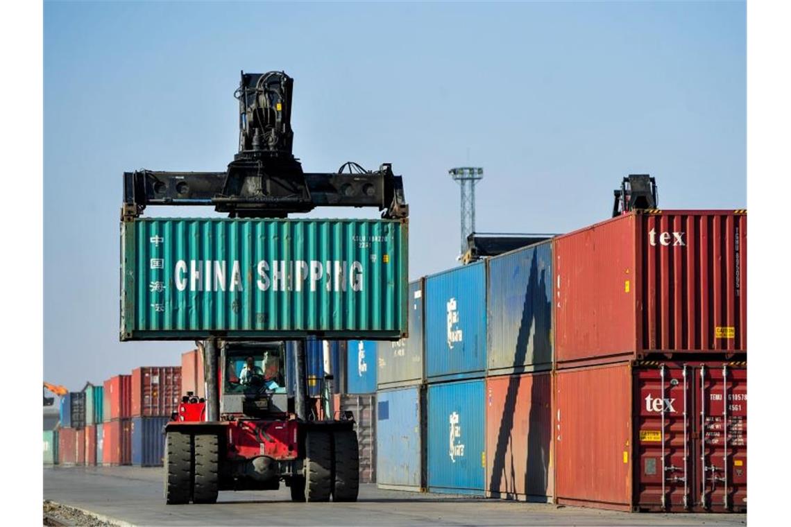 Auf einem Terminal in der inneren Mongolei werden Container verladen. Foto: Lian Zhen/XinHua/dpa