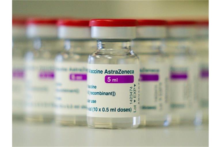 Auf einem Tisch in einer Hausarztpraxis stehen Ampullen mit dem Covid-19 Impfstoff des schwedisch-britischen Pharmakonzerns AstraZeneca. (Archivbild). Foto: Nicolas Armer/dpa