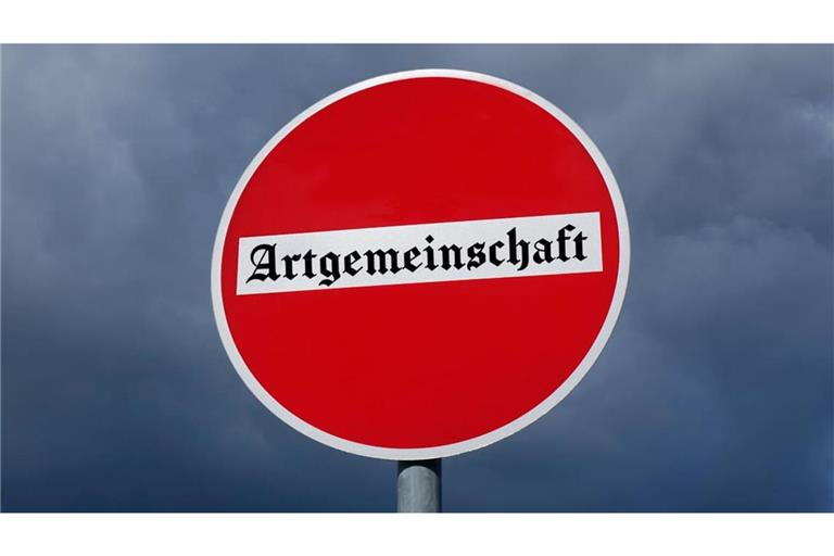Auf einem Verkehrsschild steht der Schriftzug "Artgemeinschaft", der Name einer verbotenen rechtsextremen Gruppierung (Fotomontage).