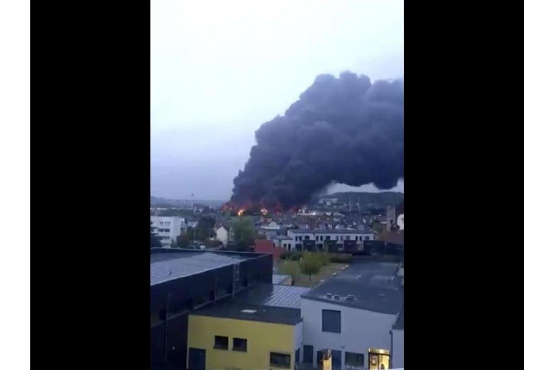 Auf einem Video auf Twitter ist eine riesige schwarze Rauchwolke über der Chemiefabrik in der Normandie zu sehen. Foto: @JulietteChrl/AP