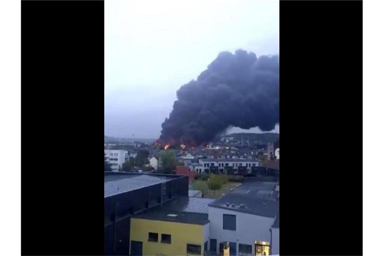 Auf einem Video auf Twitter ist eine riesige schwarze Rauchwolke über der Chemiefabrik in der Normandie zu sehen. Foto: @JulietteChrl/AP