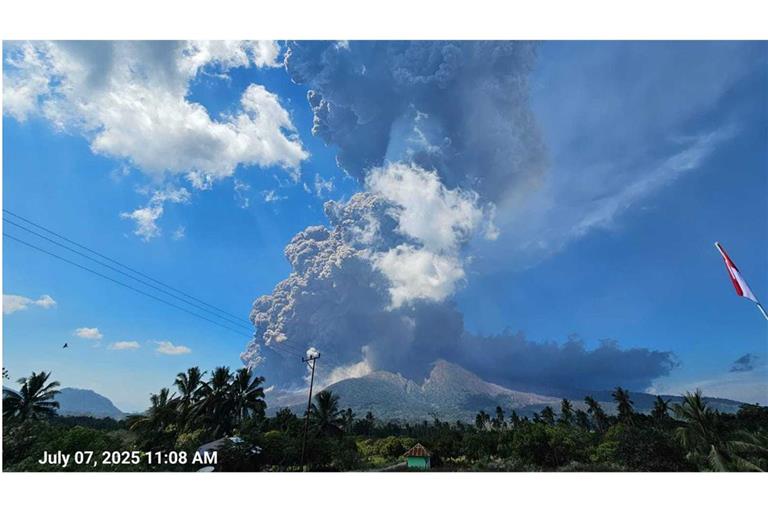 Auf einem von der Geologischen Behörde (Badan Geologi) des indonesischen Ministeriums für Energie und Bodenschätze veröffentlichten Foto spuckt der Vulkan Lewotobi Laki Laki während eines Ausbruchs vulkanisches Material und eine Aschewolke aus.