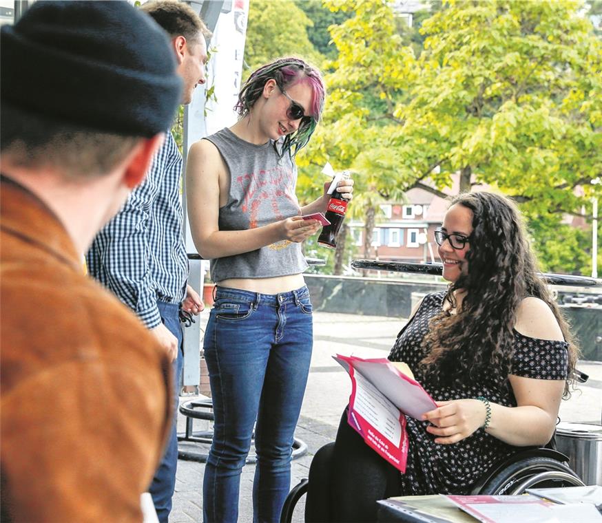 Auf einen Drink mit den Jugendvertretern um Juliana Eusebi (rechts) haben sich einige Jugendliche getroffen, um von ihren Wünschen für die Stadt Backnang zu berichten. Foto: A. Becher