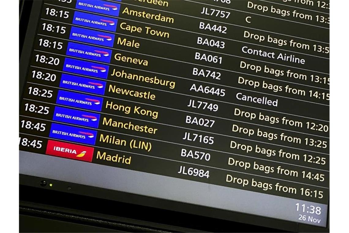 Regierung stuft acht Länder als Virusvariantengebiete ein Auf einer Abflugsanzeige ist zu lesen, dass der Flug nach Johannesburg in Südafrika annulliert wurde. Foto: Alberto Pezzali/AP/dpa