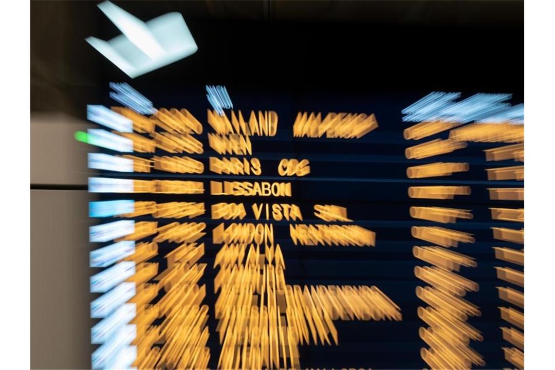 Auf einer Anzeigentafel werden im Terminal am Flughafen Urlaubs-Reiseziele angezeigt. Foto: Bernd Weißbrod/dpa/Symbolbild