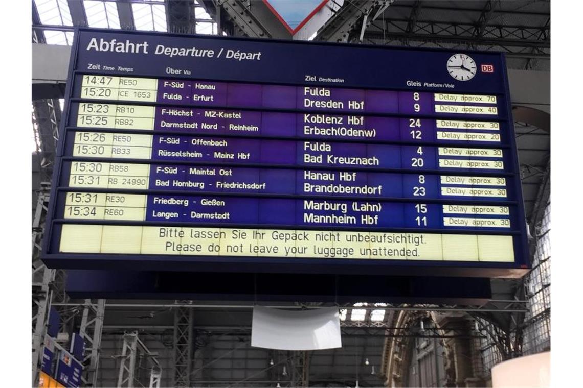 Auf einer Anzeigetafel im Frankfurter Hauptbahnhof werden Verspätungen wegen des Polizeieinsatzes angezeigt. Foto: Eva Krafczyk
