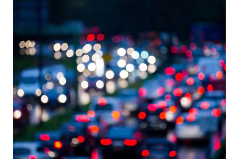 Auf einer Autobahn hat sich ein Stau durch Autoschlangen gebildet. Foto: Rolf Vennenbernd/dpa/Symbolbild