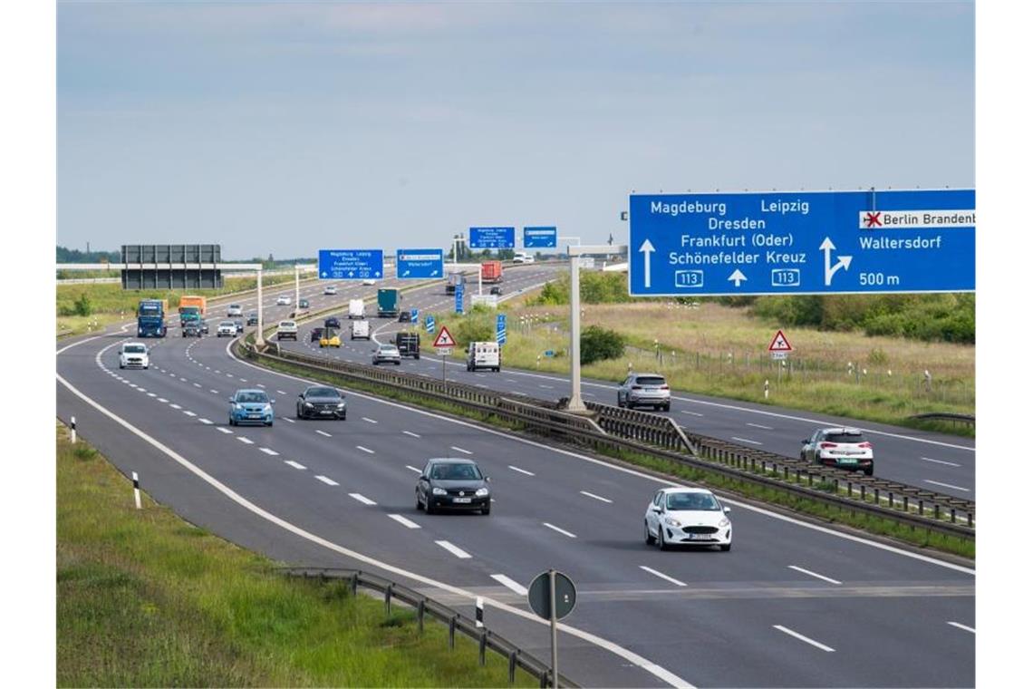 Auf einer Autobahn in Brandenburg sind im Mai verhältnismäßig wenige Autos unterwegs. Foto: Soeren Stache/dpa-Zentralbild/dpa