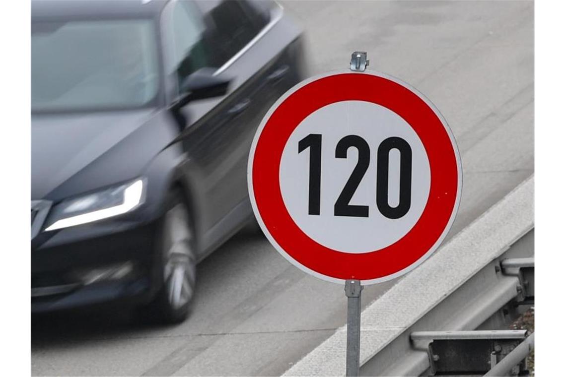Auf einer Autobahn steht ein Schild zur Höchstgeschwindigkeit von 120 Stundenkilometern. Foto: Patrick Pleul/zb/dpa/Symbolbild