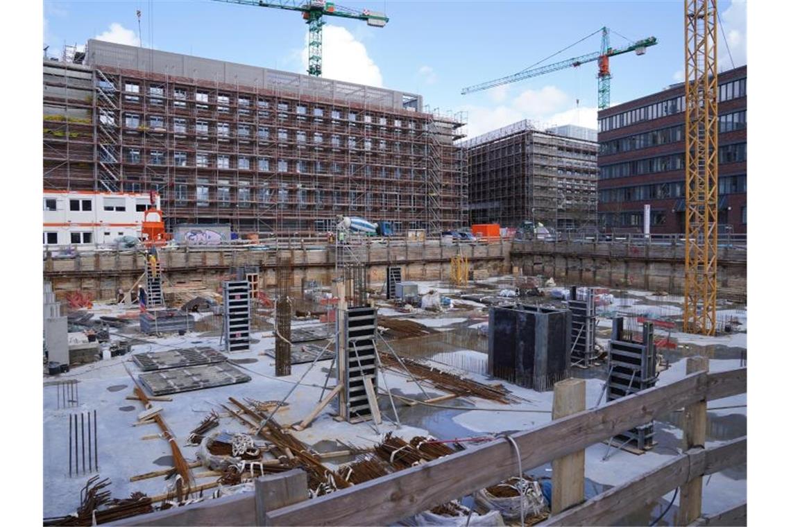Auf einer Baustelle in Kiel entstehen neue Wohnungen. Foto: Marcus Brandt/dpa