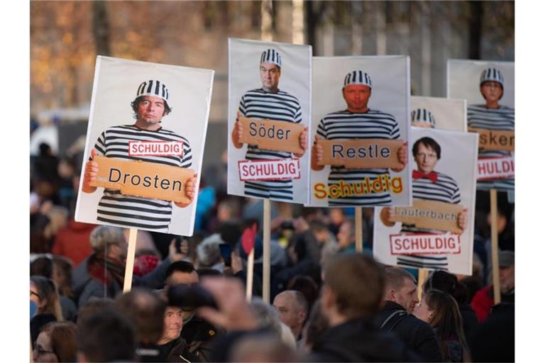 Auf einer Demonstration im November 2020 in Leipzig werden Wissenschaftler und Politiker als Sträflinge gezeigt. Foto: Sebastian Kahnert/dpa-Zentralbild/dpa