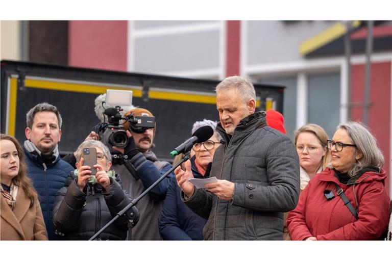 Auf einer Demonstration unmittelbar vor der Verhandlung betonte der Gynäkologe Joachim Volz, Schwangerschaftsabbruch sei eine "höchstpersönliche Entscheidung der Mutter".