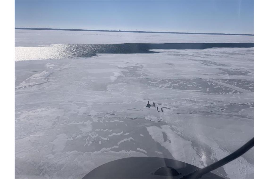 Gestrandet auf einer Eisscholle: 18 Menschen gerettet Auf einer Eisscholle gestrandete Menschen auf einem der fünf Großen Seen im Nordosten der USA. Die US-Küstenwache konnte 18 Menschen von der treibenden Eisscholle retten. Foto: United States Coast Guard/dpa