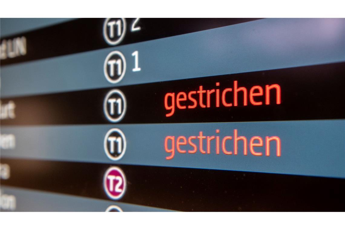Auf einer Info-Tafel am Flughafen BER werden Flugausfälle angezeigt. Ein Großteil der Anträge bei der SÖP bezog sich 2023 wie üblich auf den Luftverkehr.