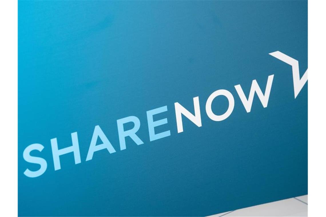 Auf einer Infotafel steht das Logo des Carsharing-Anbieter ShareNow. Foto: Fabian Sommer/dpa/Archivbild