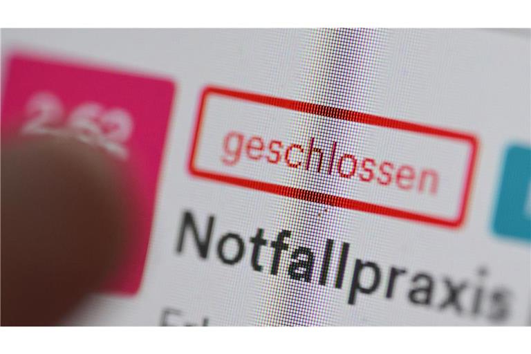 Auf einer Internetseite  ist ein Hinweis auf eine geschlossene Notfallpraxis zu lesen.