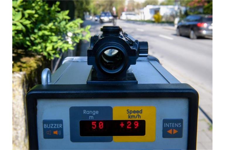 Auf einer Laserpistole wird die Geschwindigkeit eines entgegenkommenden Fahrzeugs angezeigt. Foto: Matthias Balk/dpa/Archivbild