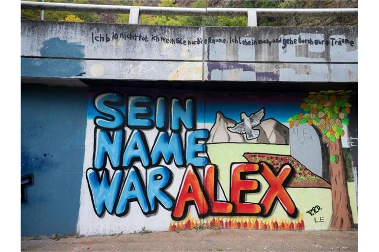 Auf einer Mauer ist ein Graffiti "Sein Name war Alex" für getöteten Tankstellen-Mitarbeiter gesprüht. Foto: Oliver Dietze/dpa