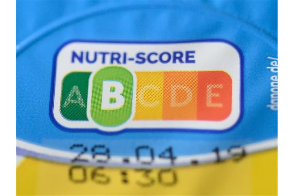 Auf einer Packung Joghurt ist der sogenannte „Nutri-Score“ zu sehen. Foto: Christophe Gateau