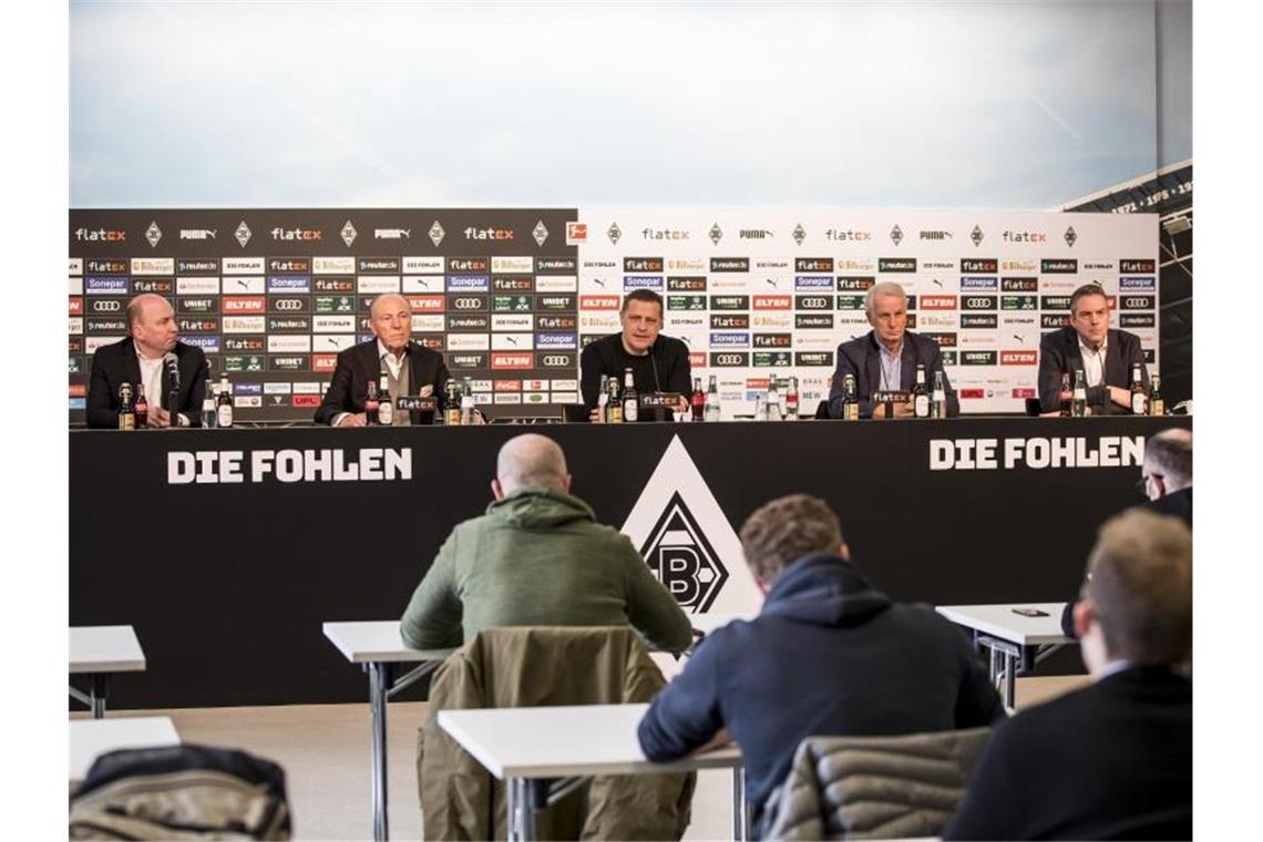 Auf einer Pressekonferenz begründete Gladbachs Sportdirektor Max Eberl (M) seinen Rücktritt. Foto: Christian Verheyen/Borussia Mönchengladbach/dpa
