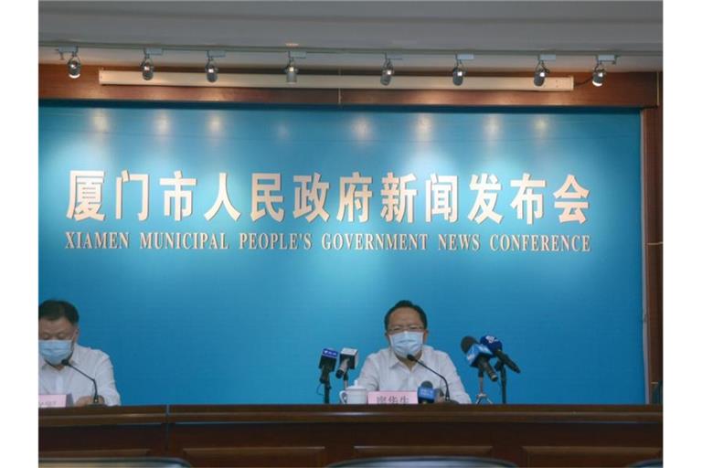 Auf einer Pressekonferenz der örtlichen Behörden in Xiamen werden die neuen Maßnahmen vorgestellt. Foto: Yan Zhihong/XinHua/dpa