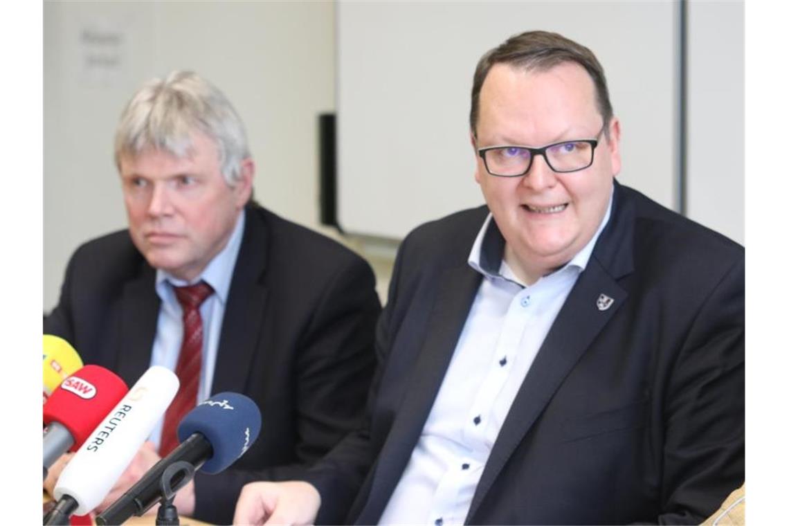 Auf einer Pressekonferenz gibt Blankenburgs Bürgermeister Heiko Breithaupt (r.) Informationen zur Explosion in Blankenburg bekannt. Neben ihm sitzt Martin Skiebe, Landrat des Landkreises Harz. Foto: Matthias Bein/dpa-Zentralbild/dpa