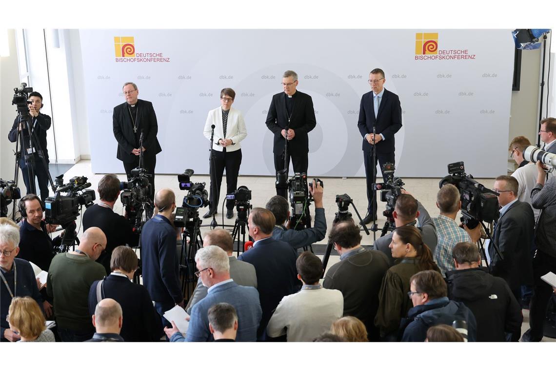 Auf einer Pressekonferenz wurde Heiner Wilmer als neuer Chef der deutschen Bischöfe vorgestellt.