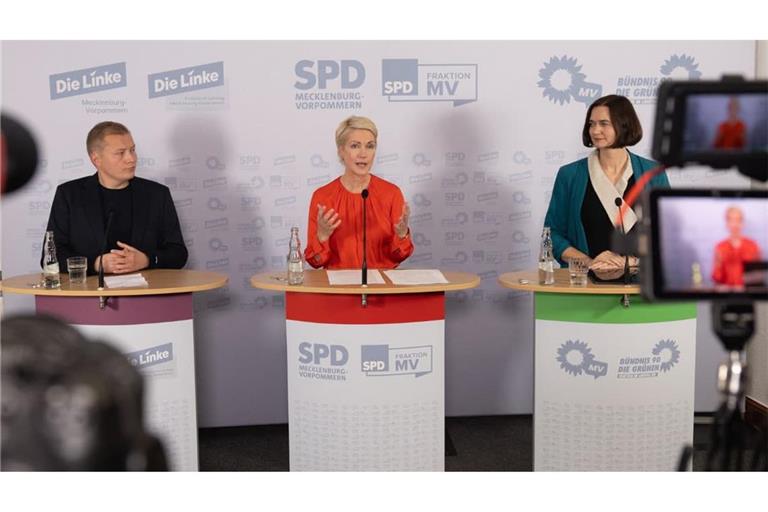 Auf einer Pressekonferenz zu den Koalitionsverhandlungen von SPD, Grünen und Linken im Schweriner Schloss spricht Ministerpräsidentin Manuela Schwesig (SPD, M) neben Claudia Müller (Grüne) und Linken-Landeschef Hennis Herbst.