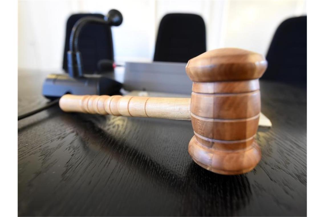 Auf einer Richterbank im Landgericht liegt ein Richterhammer aus Holz. Foto: Uli Deck/dpa/Symbolbild