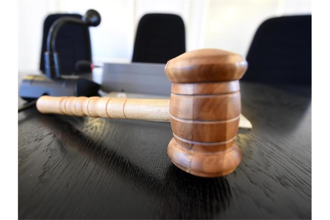 Schärfere Strafen für illegalen Waffenexport gefordert Auf einer Richterbank liegt ein Richterhammer. Foto: Uli Deck/dpa/Symbolbild