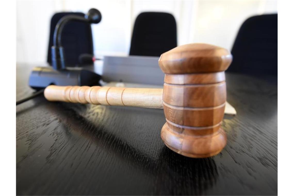 Gericht: Friseurin muss Salon weiter geschlossen halten Auf einer Richterbank liegt ein Richterhammer. Foto: Uli Deck/dpa/Symbolbild