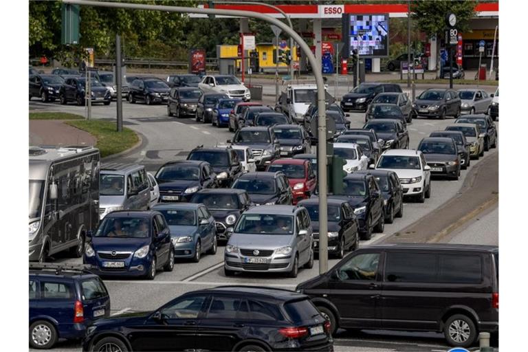 Auf einer Straße hat sich ein langer Stau gebildet. Foto: Axel Heimken/dpa/Archivbild