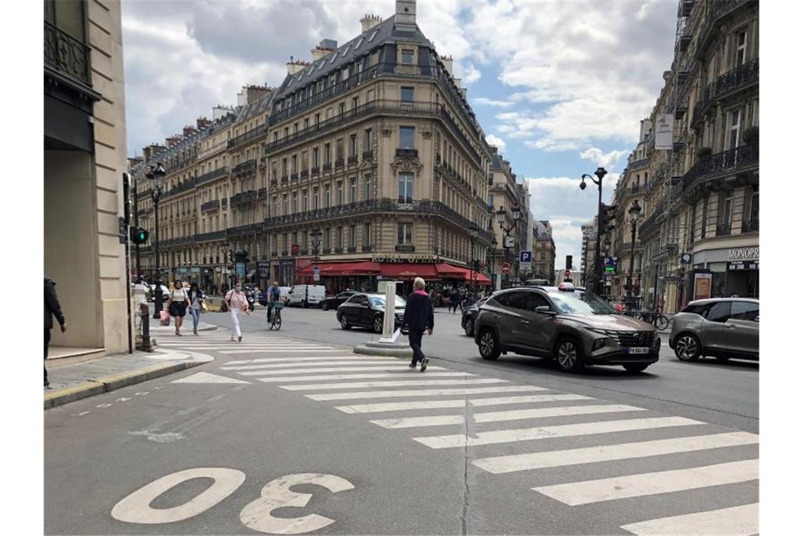 Auf einer Straße im Zentrum von Paris gilt Tempo 30. Ab sofort gilt diese Geschwindigkeitsbegrenzung in der französischen Hauptstadt fast überall. Foto: Michael Evers/dpa