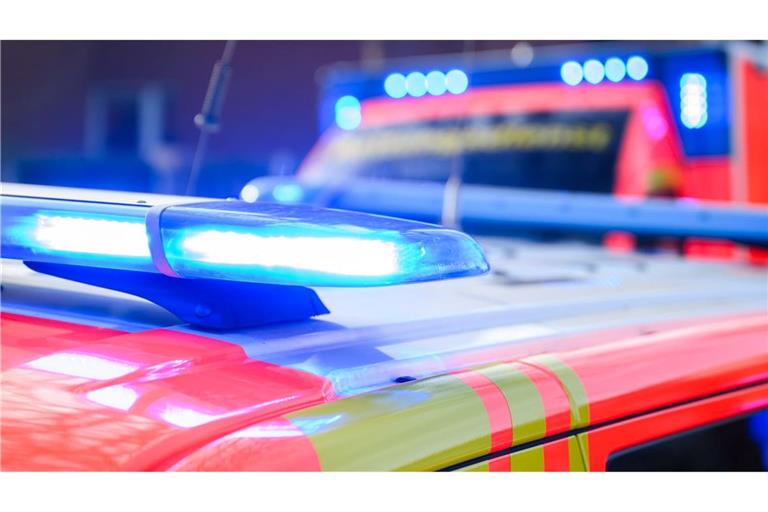 Auf einer Straße in Visselhövede ist ein Mann tödlich verletzt worden. Zwei weitere Männer wurden schwer verletzt ins Krankenhaus gebracht. (Symbolbild)