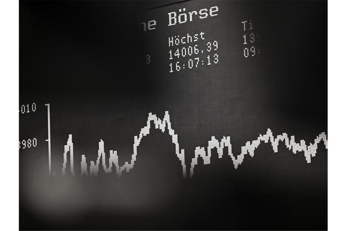 Auf einer Tafel der Frankfurter Börse wird der Tageshöchststand des Dax angezeigt. Foto: Arne Dedert/dpa