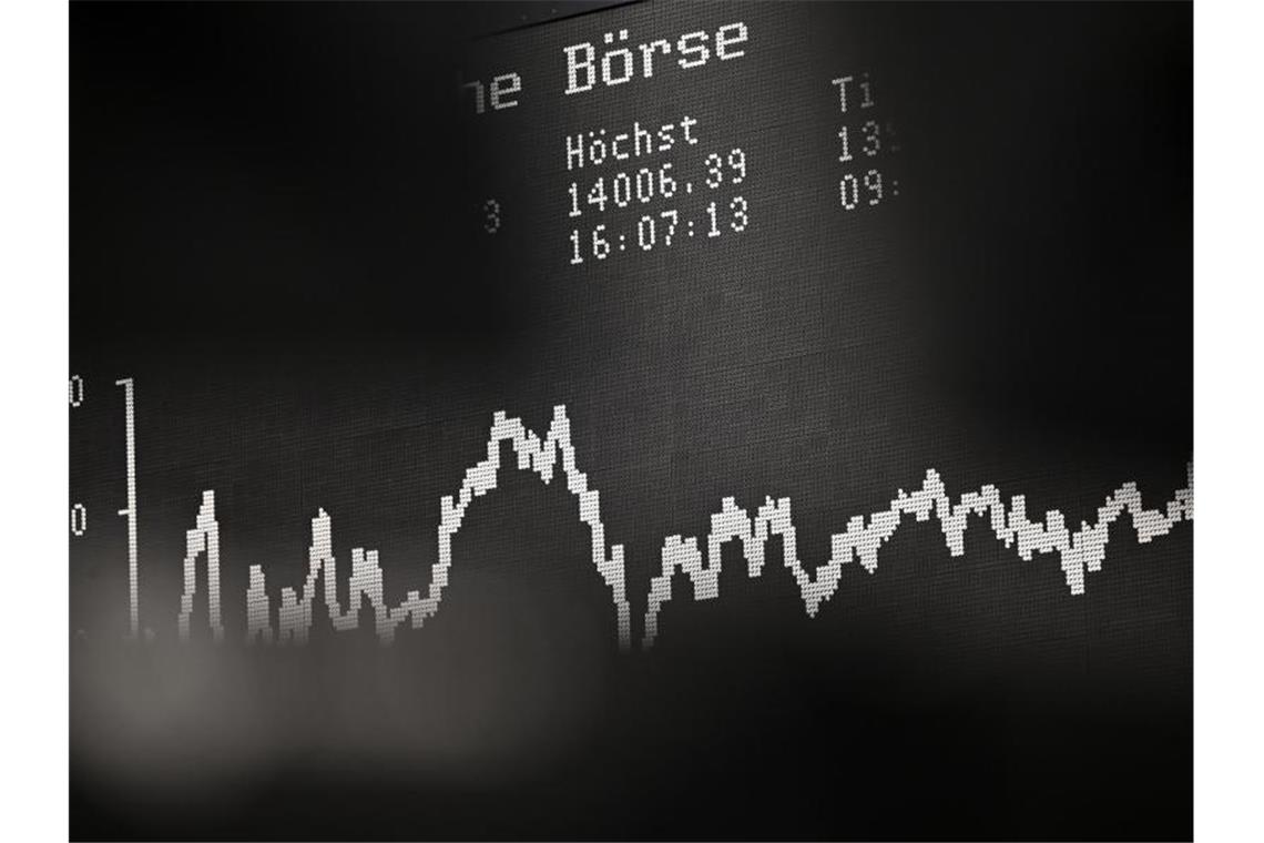 Börsen im Höhenrausch: Jubel oder gefährliche Blase? Auf einer Tafel der Frankfurter Börse wird der Tageshöchststand des Dax mit 14 006,39 Punkten notiert. Foto: Arne Dedert/dpa