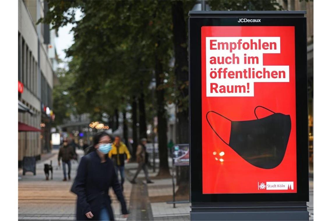 Auf einer Werbeanzeige der Stadt Köln wird für das Tragen von Schutzmasken im öffentlichen Raum geworben. Foto: Oliver Berg/dpa