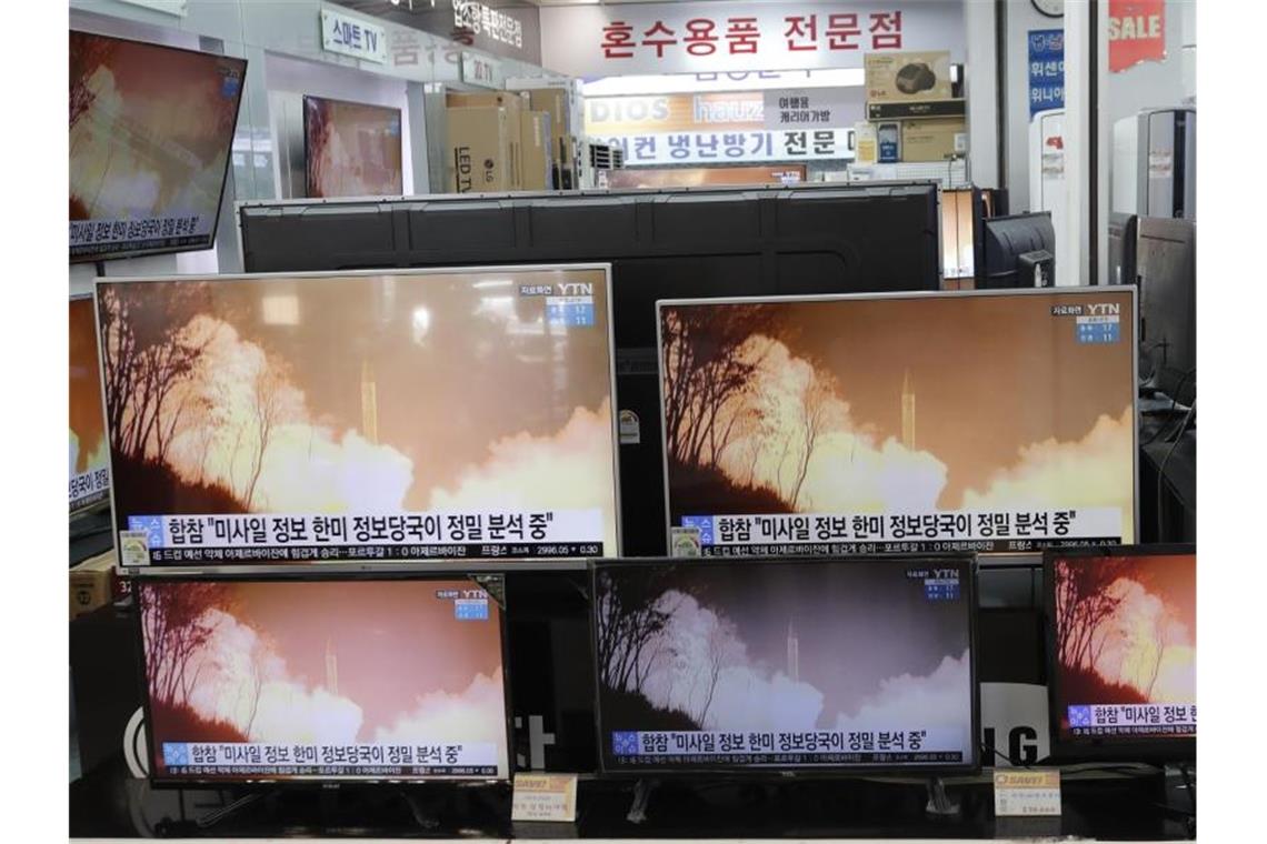 Nordkorea feuert zwei Kurzstreckenraketen ab Auf Fernsehbildschirmen in Seoul wird eine Nachrichtensendung übertragen, die über den nordkoreanischen Waffentest berichtet. Foto: Lee Jin-Man/AP/dpa