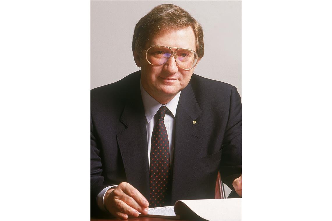 Auf Fuhrmann folgt 1981 der Deutsch-Amerikaner Peter Werner  Schutz. Er übernimmt in schwieriger Zeit: 1980 hat Porsche erstmals Verluste gemacht. Schon nach drei Wochen im neuen Amt trifft  Schutz eine weitreichende Entscheidung. Er revidiert den Beschluss,   das Modell 911 einzustellen. Bis heute kommt es in immer neuen Auflagen auf den Markt.  Schutz bleibt  bis Ende 1987.