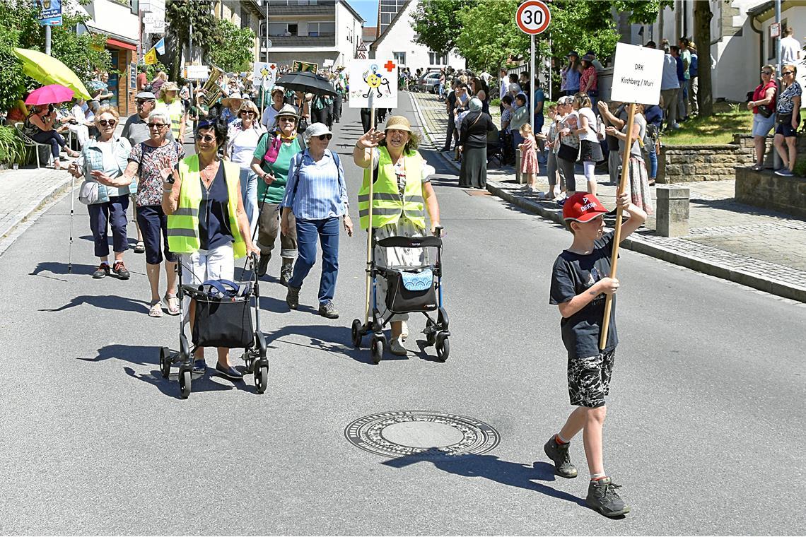 Auf gehts mit den Rollatoren des DRK Kirchberg. Der große Festzug die Hauptstraß...