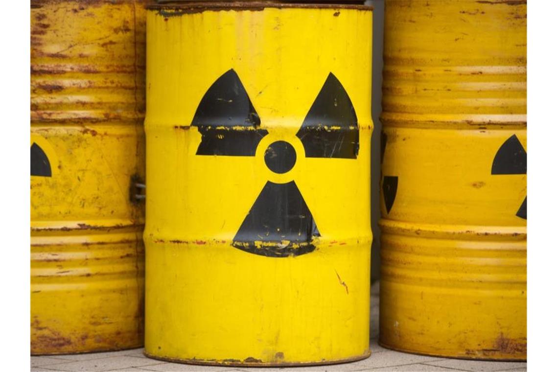 Auf gelben Tonnen ist das Radioaktiv-Zeichen aufgemalt. Foto: Sebastian Kahnert/dpa/Symbolbild