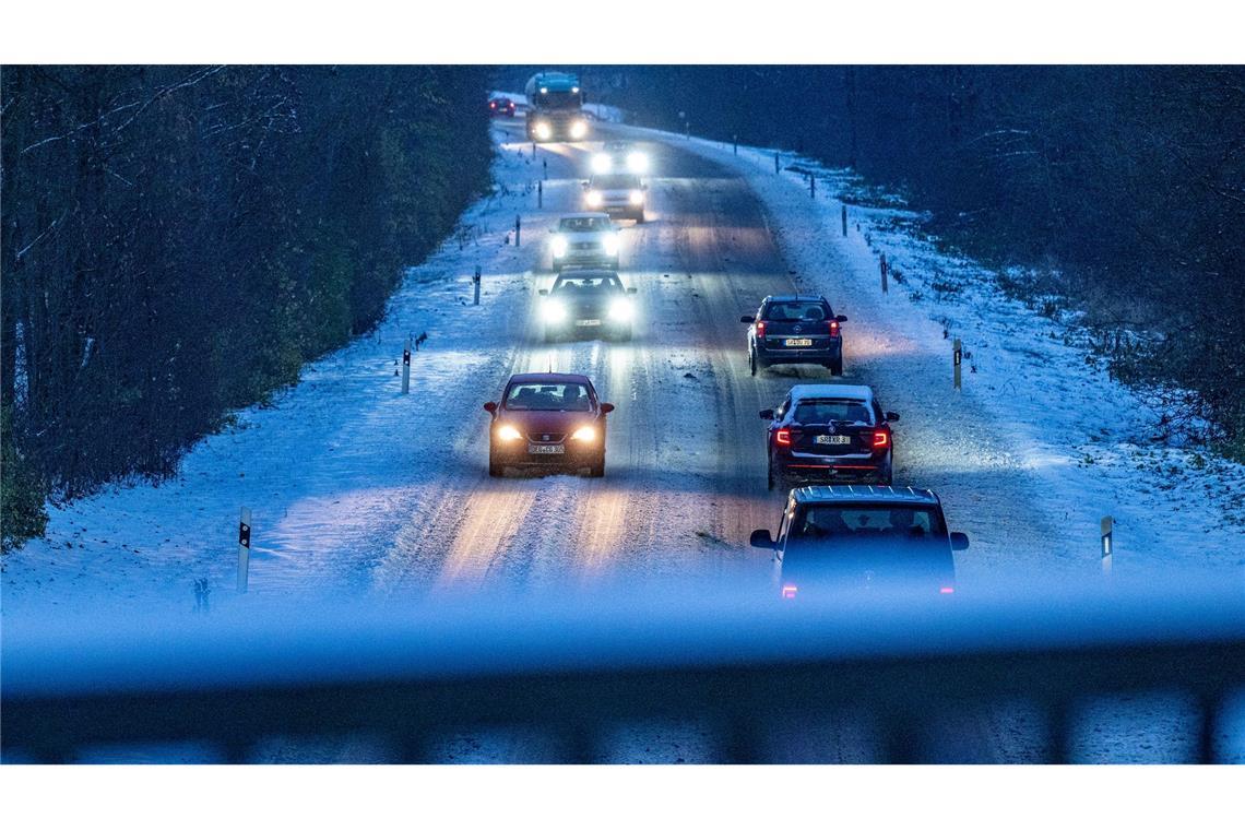 Auf glatten Straßen gerieten zahlreiche Fahrer und Fahrerinnen ins Schleudern.
