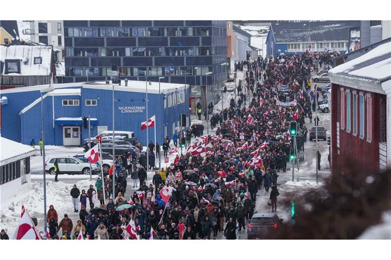 Auf Grönland ziehen in der Stadt Nuuk Tausende Menschen zum US-Konsulat, um gegen die Annexionspläne von US-Präsident Trump zu protestieren.