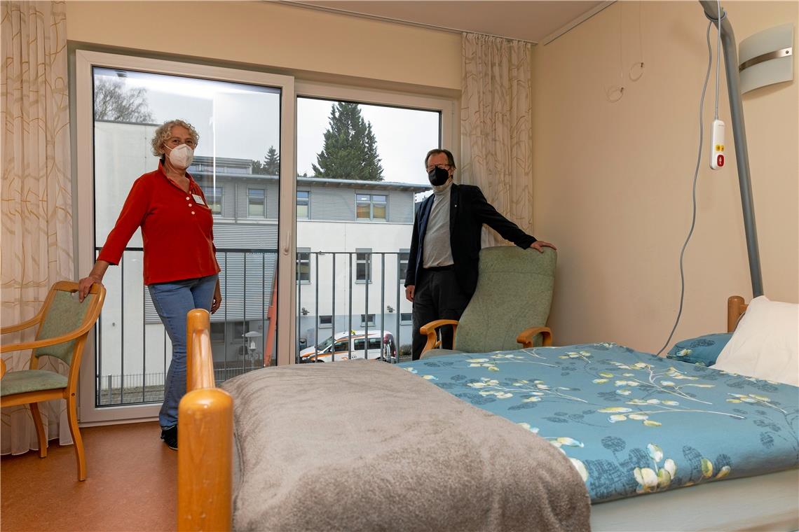 Auf große Fenster und lichtdurchflutete Räume wurde beim Neubau des Hospizes Wert gelegt. Doch im Sommer wird es in den Gästezimmern unglaublich heiß. Klimaanlagen sollen Abhilfe schaffen. Foto: A. Becher