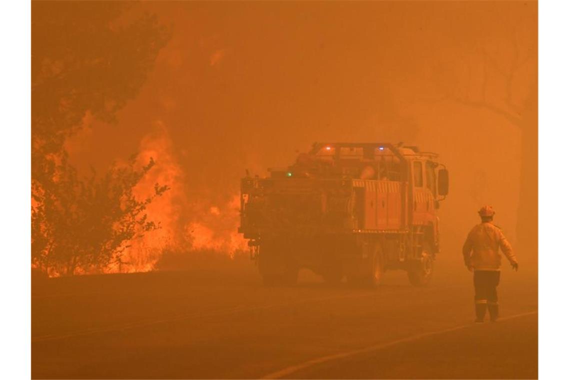 Auf Grund der Vielzahl der Feuer und der Unwegsamkeit des Geländes konnten die Brände bisher nicht unter Kontrolle gebracht werden. Foto: Dean Lewins/AAP/dpa